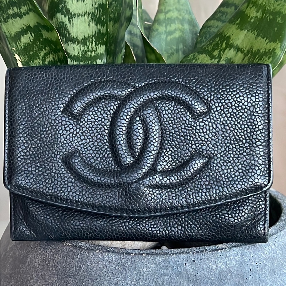 Chanel Black Leather Wallet With Beautiful Vintage Cc Logo On The Pull Tag